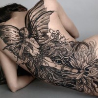eccezionale molto dettagliato bianco e nero Tinkerbell con fiori tatuaggio pieno di schiena