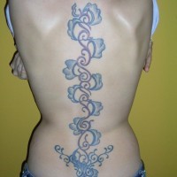 Tatuaje en la espalda,
vid azul suave