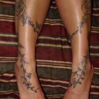 Tatuaje en las piernas, vid trepadora con rosas
