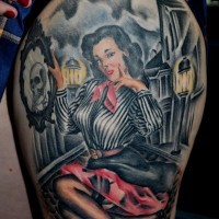 Tatuaje  de mujer fatal en el brazo