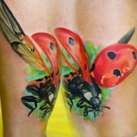 Schöner farbenfroher fliegender Marienkäfer Tattoo