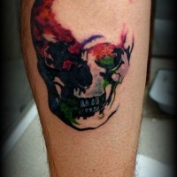 Tatuaje en la pierna, cráneo con parte coloreada