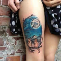 Tatuaje en la pierna,
gatos que miran a la luna