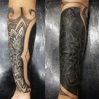 Tatuaje en el antebrazo, mandala magnífica, colores negro y blanco