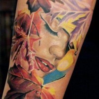 Tatuaje en el antebrazo, mujer entre hojas de arce