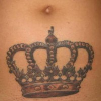 bella corona sulla pancia tatuaggio per ragazze di stile