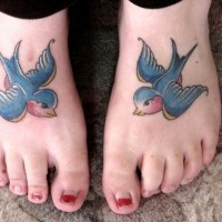Tatuaje en los pies,
aves similares de dibujos animados