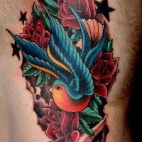 Tatuaje en las costillas,
golondrina pintoresca entre flores