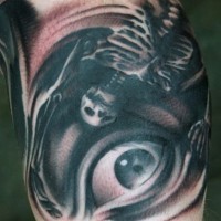 Tatuaje negro blanco en el brazo, ojo asustado con esqueleto humano