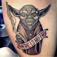 Tatuaje  de maestro Yoda serio con sable de luz y escrito