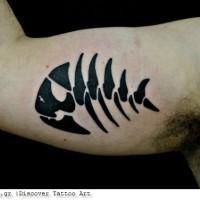 Tatuaje en el brazo, esqueleto de pez exclusivo, tinta negra