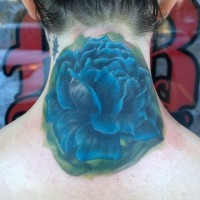 Tatuaje en el cuello, flor azul maravillosa
