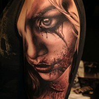 Großes 3D  farbiges blutiges Frau Porträt Tattoo am Oberarm