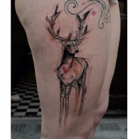 Tatuaje en el muslo, ciervo precioso con corazón diminuto rojo, estilo abstracto