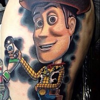 Großer akkurater farbiger cartoonischer Cowboy Tattoo Toy Story am Oberschenkel