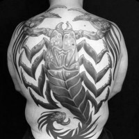 Tatuaje en la espalda, escorpión enorme increíble de color negro