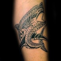 Großes erstaunlich aussehendes schwarzes Arm Tattoo im polynesischen Stil mit Hai
