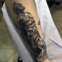 Tatuaje en el antebrazo, estatua antigua de hombre musculoso