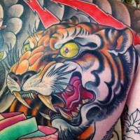 Tatuaje en la espalda,
tigre feroz con ojos saltones, estilo asiático