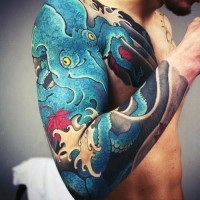 Tatuaje en el brazo, pulpo azul divertido , estilo asiático