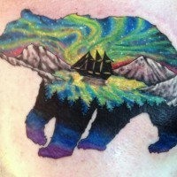 Tatuaje  de silueta de oso con paisaje lindo multicolor
