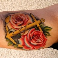grande bellissima ancora con rose rosse tatuaggio su braccio