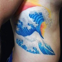 Tatuaje en el costado,  olas azules grandes