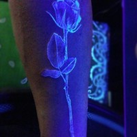 Große schöne leuchtende Rose Tattoo am Arm