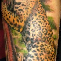 Tatuaje en la pierna,
jaguar  peligroso en el tronco