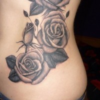 Großes Tattoo mit schwarzen und grauen Rosen an der Seite
