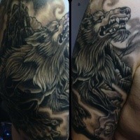 Großes schwarzes und graues farbiges Schulter Tattoo mit Werwolf