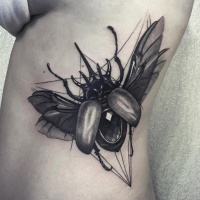 Gran tatuaje de escarabajo negro y gris en el costado
