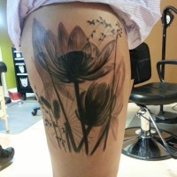Tatuaje en el muslo, flores silvestres preciosas