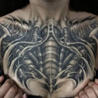 Großes schwarzes und weißes biomechanisches Skelett an der Brust Tattoo