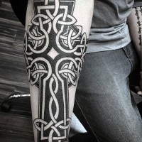Tatuaje en el antebrazo,
cruz celta grande fascinante, colores negro blanco