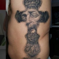 Tatuaje en el costado,  cruz ortodoxa con cara de Jesús y inscripción