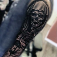 Großes schwarzes und weißes detailliertes Skelett mit Straßenlaterne Tattoo am Ärmel