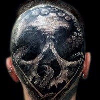 Tatuaje en la cabeza, cráneo humano con tentáculos de pulpo, colores negro blanco