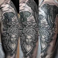 Tatuaje negro blanco masivo en el brazo, Medusa Gorgona con elefantes