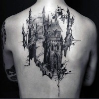 Großes schwarzes und weißes Fantasieschloss Tattoo am oberen Rücken