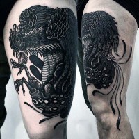 Tatuaje en el muslo,  gallo extraordinario de color negro