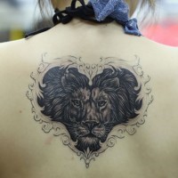 Großes schwarzes und weißes herzförmiges Tattoo am oberen Rücken mit Löwen