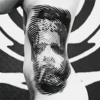 grande nero e bianco ipnotico ornamento tatuaggio su costolette