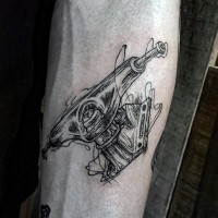 Großer schwarzer und weißer interessanter Mechanismus Tattoo am Arm