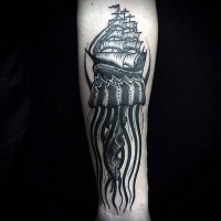 Große schwarze und weiße Qualle mit altem Schiff Tattoo am Arm