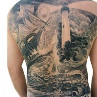 Tatuaje en la espalda, dibujo estupendo bien dibujado,  pulpo peligroso con barco y faro