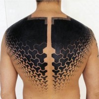 Große schwarze und weiße mystische Verzierungen Tattoo am oberen Rücken