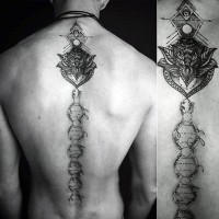 Tatuaje en la espalda, ADN con flor misteriosa, colores negro blanco