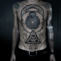 Tatuaje en el pecho y estómago, símbolos misteriosos grandes