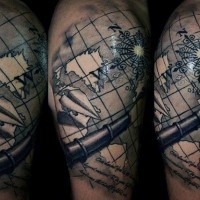 Große schwarze und weiße nautische Weltkarte mit Papierflugzeug Tattoo an der Schulter